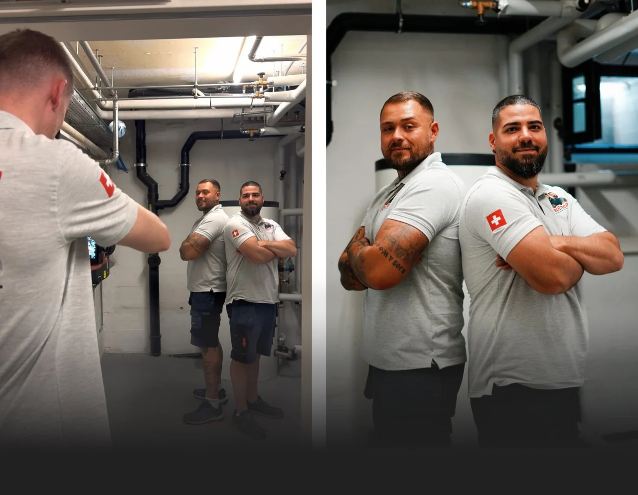 Zwei Mitarbeiter in weissen Shirts beim Fotoshooting in einem Technikraum