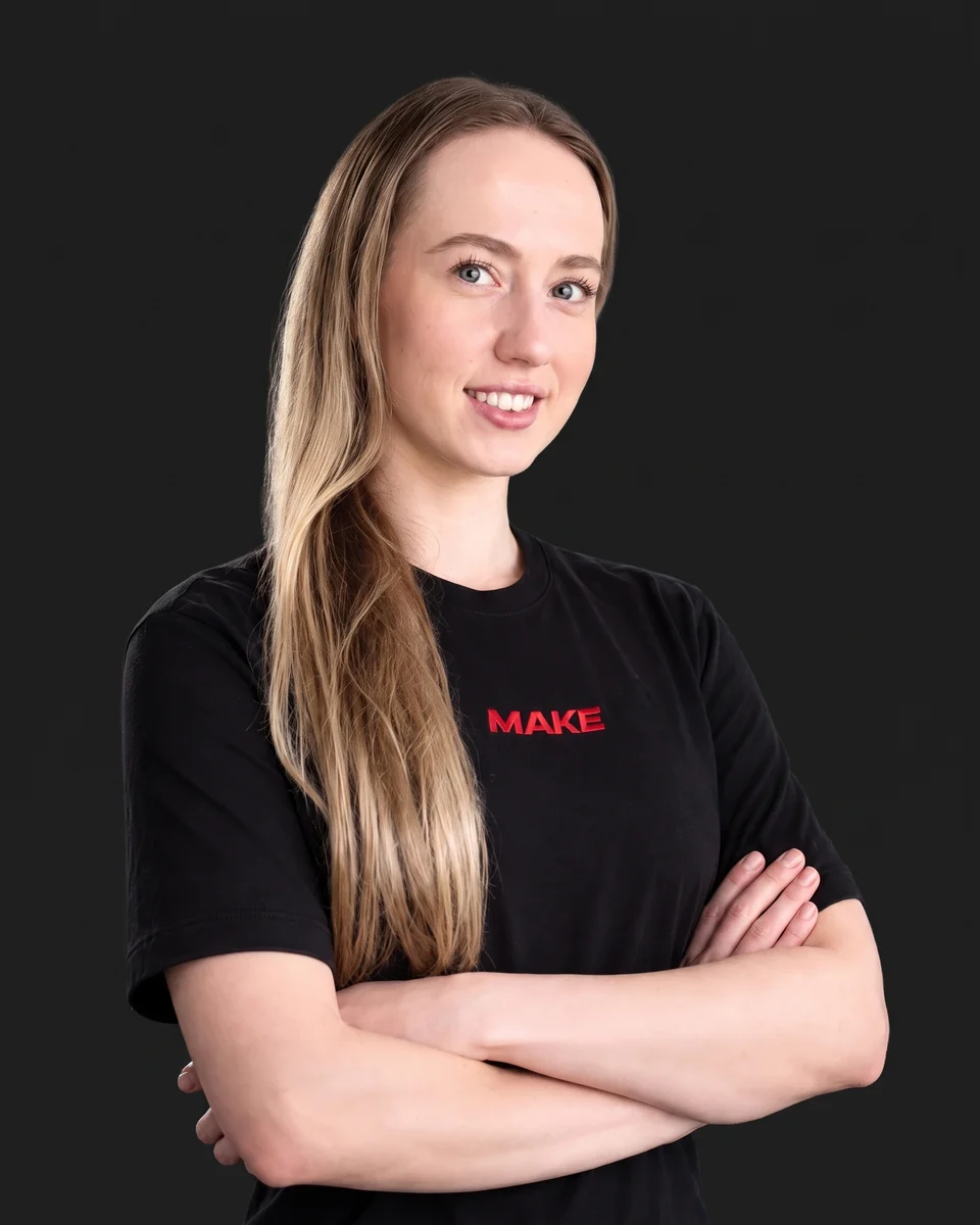 Anhelina mit schwarzem MAKE-Shirt vor dunklem Studiohintergrund.