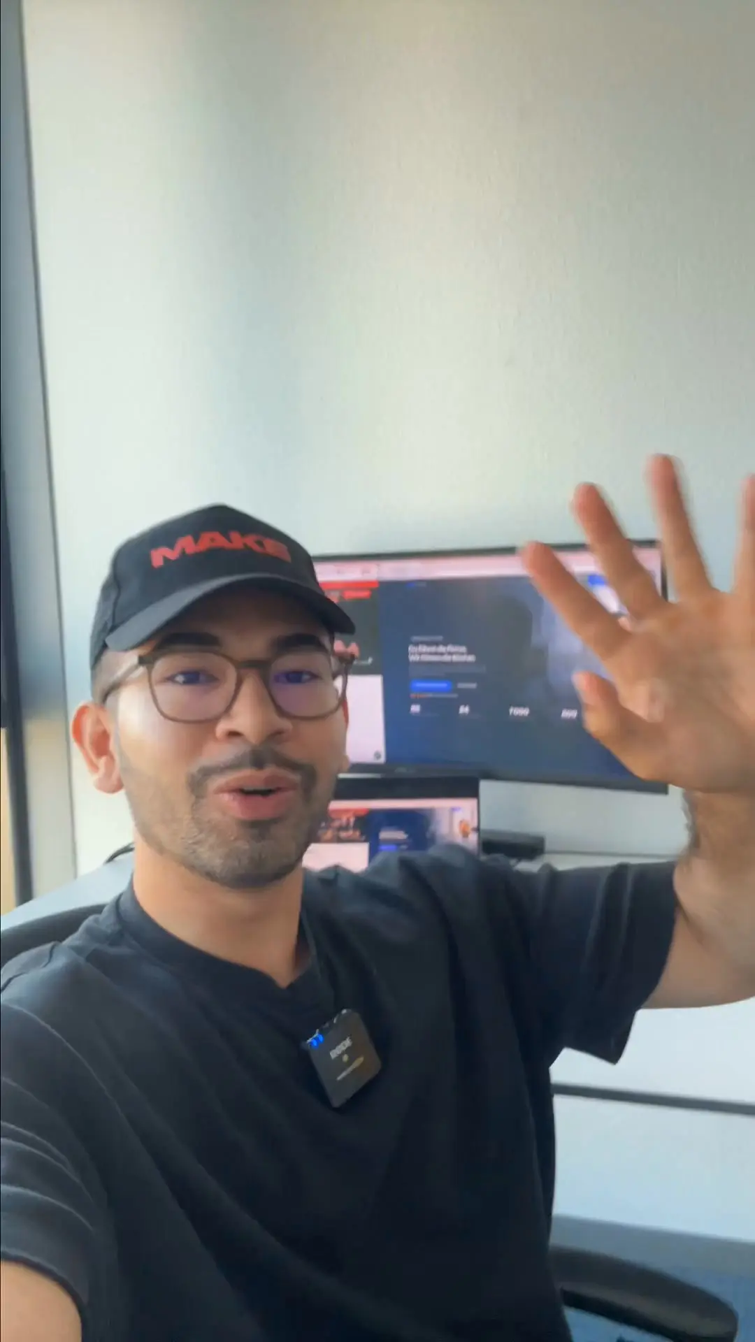 Standbild aus der Video-Anzeige von MAKE: Sprecher mit MAKE-Kappe im Büro vor dem Bildschirm