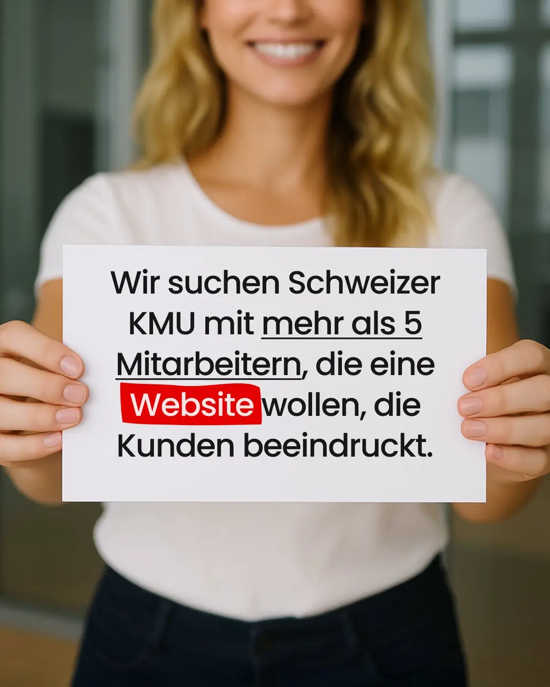 Anzeige von MAKE: Frau hält ein Schild «Wir suchen Schweizer KMU mit mehr als 5 Mitarbeitern, die eine Website wollen, die Kunden beeindruckt»
