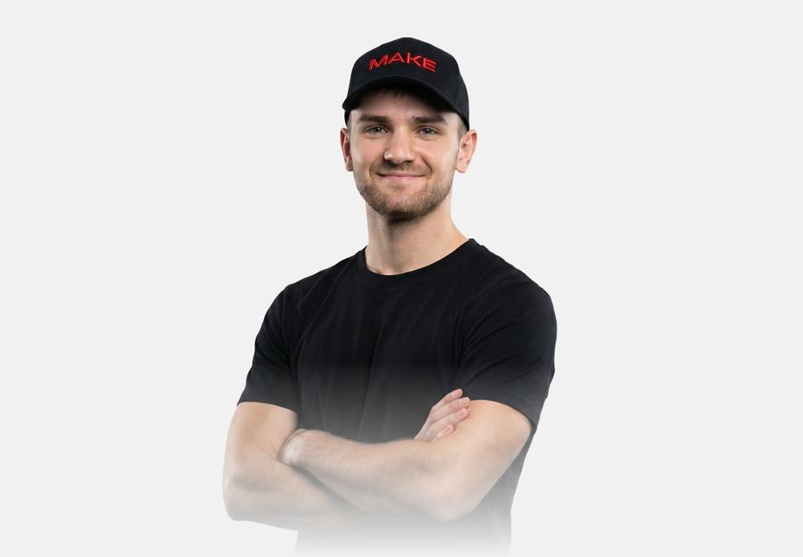 Porträt von Konstantin im schwarzen T-Shirt mit rotem MAKE-Logo.