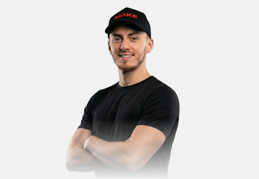 Raphael Hund, Geschäftsführer für Umsetzung bei MAKE Marketing, in schwarzem T-Shirt und Kappe mit rotem MAKE-Logo.
