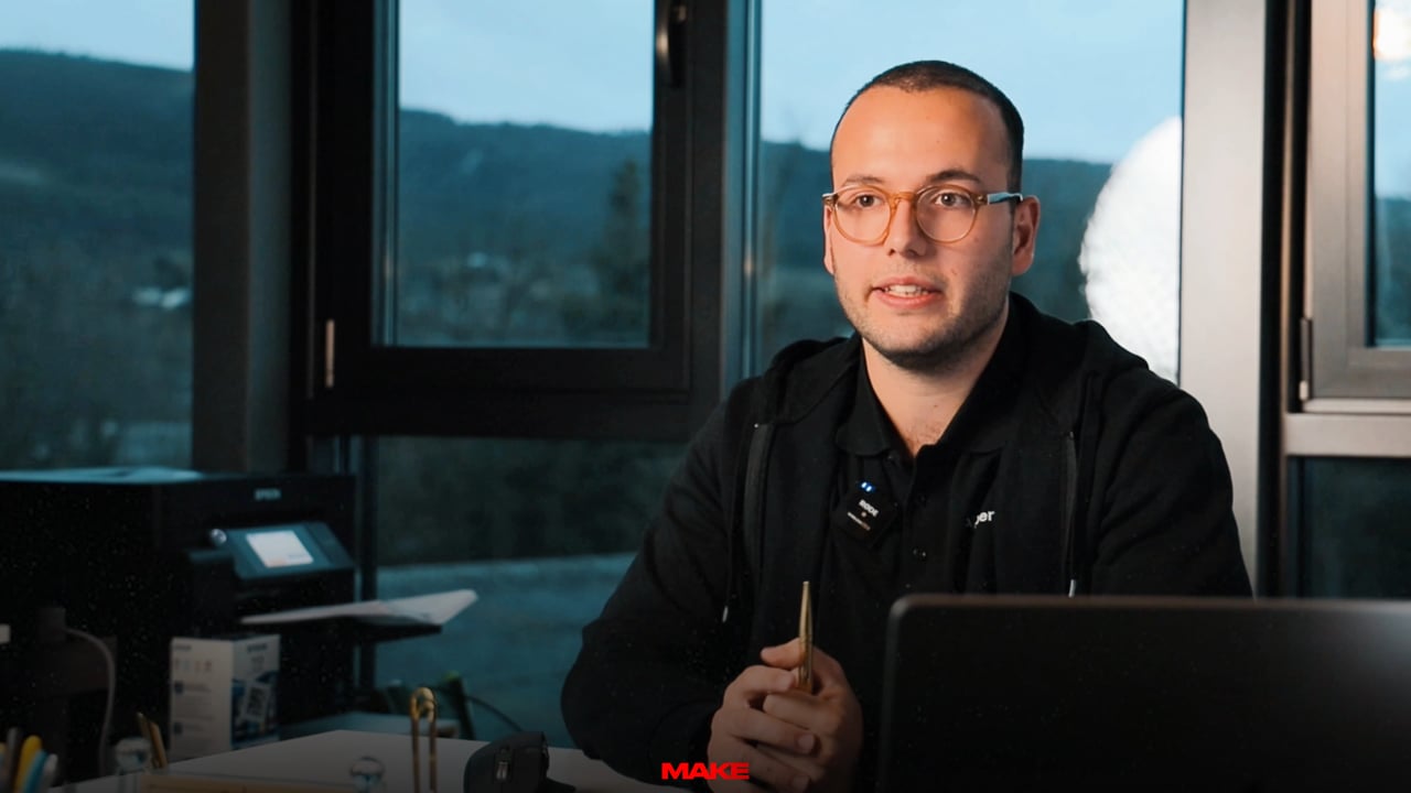 Alican Odaman im Gespräch am Schreibtisch