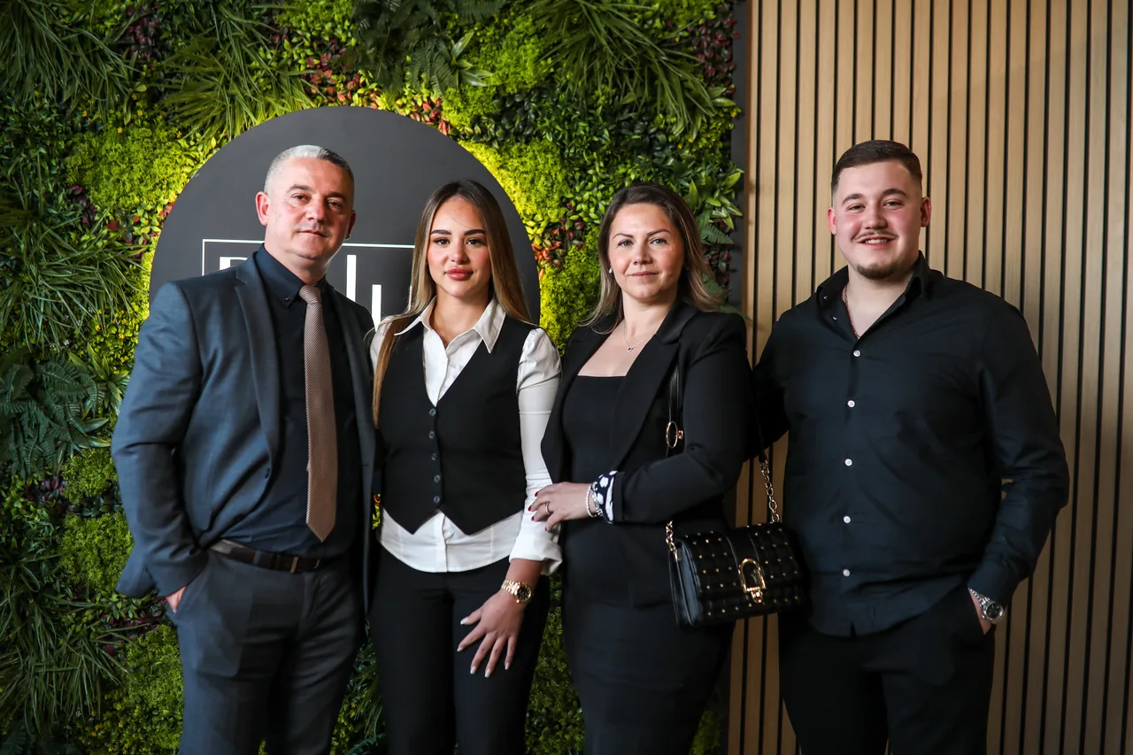 Die Familie hinter Premier Style vor der begrünten Wand im Showroom