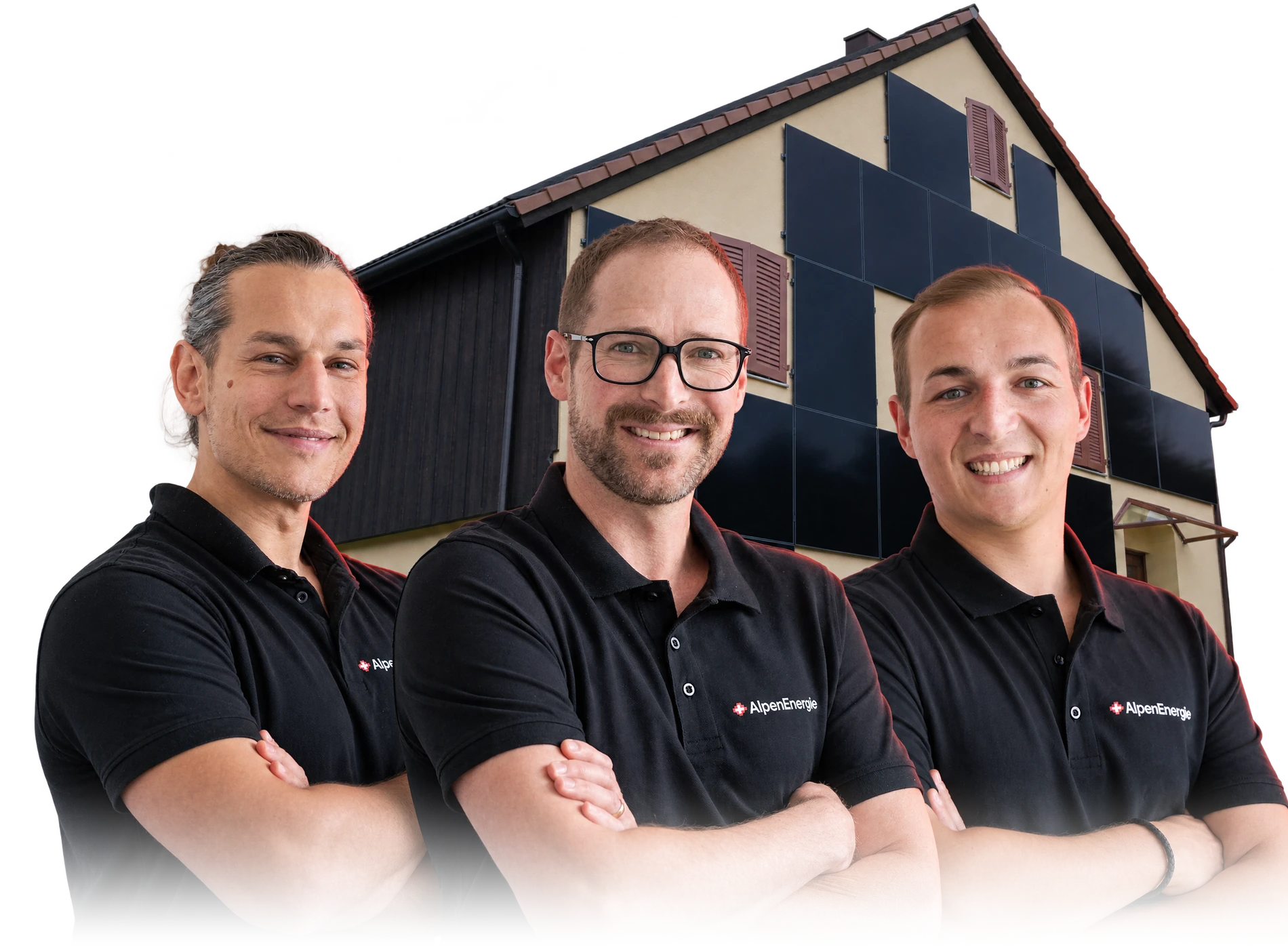 Drei Mitarbeitende von AlpenEnergie vor einem Hausdach mit schwarzen Solarmodulen
