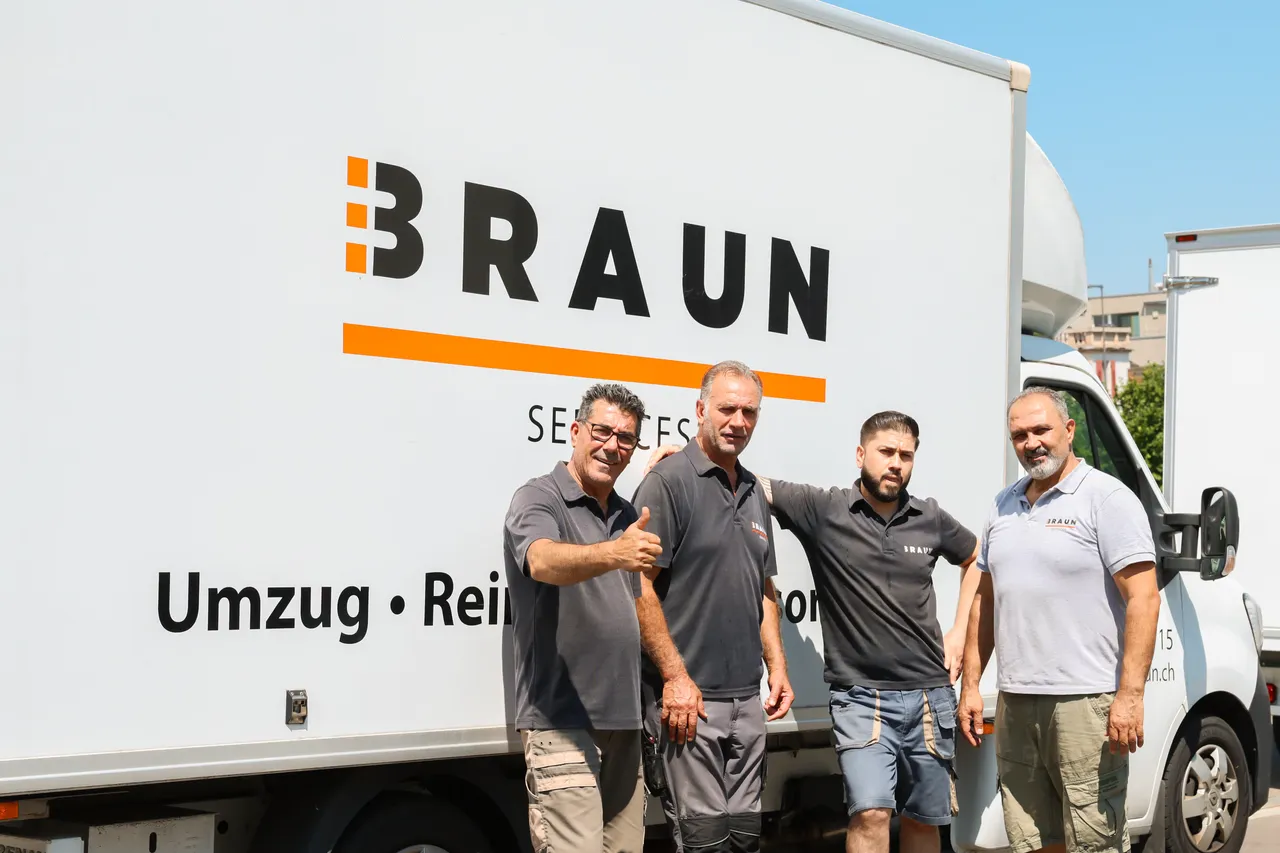 Vier Mitarbeiter von Braun Services vor dem weissen Umzugswagen mit grossem Braun-Logo