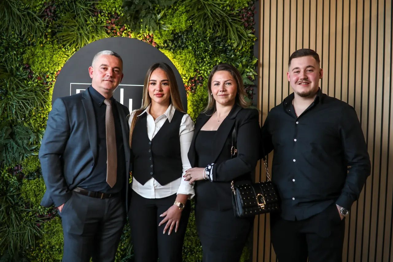 Die Familie hinter Premier Style vor der begrünten Wand im Showroom
