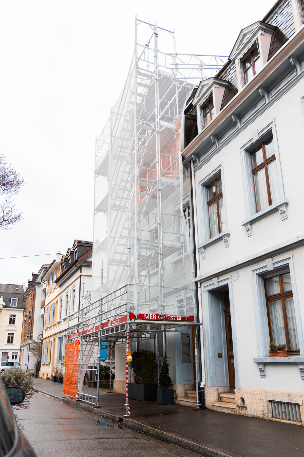 Gerüst an einer Hausfassade in einer Basler Strasse